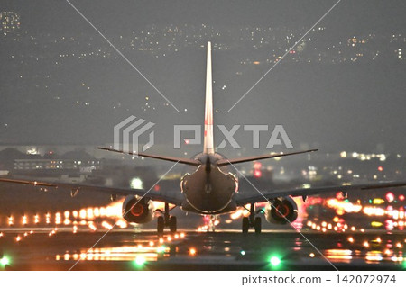 大阪伊丹機場,千里川堤岸,A321夜間起飛,木炭煤球 大阪伊丹機場,千里川堤岸,A321夜間起飛,木炭煤球 142072974