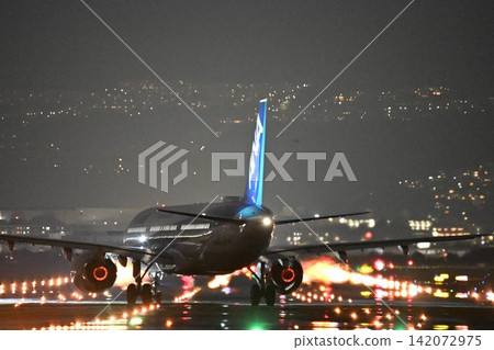 大阪伊丹機場,千里川堤岸,A321夜間起飛,木炭煤球 大阪伊丹機場,千里川堤岸,A321夜間起飛,木炭煤球 142072975