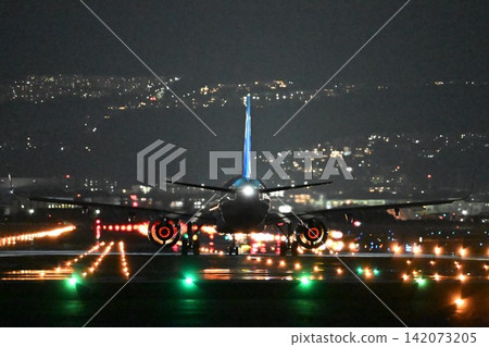 Osaka Itami Airport, Senrigawa Embankment, A321 nighttime takeoff, charcoal briquettes. Osaka Itami Airport, Senrigawa Embankment, A321 nighttime takeoff, charcoal briquettes. 142073205