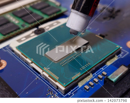 Apply thermal paste to the CPU of a laptop computer. Apply thermal paste to the CPU of a laptop computer. 142073798