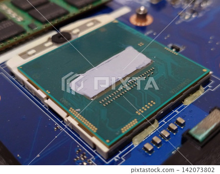 Apply thermal paste to the CPU of a laptop computer. Apply thermal paste to the CPU of a laptop computer. 142073802