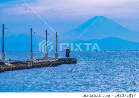 Mount Fuji as seen from Haraoka Pier in Chiba Prefecture - Evening View Mount Fuji as seen from Haraoka Pier in Chiba Prefecture - Evening View 142073817