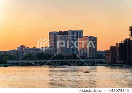 Sunset in the center of the city. Yekaterinburg, Russia Sunset in the center of the city. Yekaterinburg, Russia 142074543