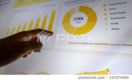 一位商人用手指著一張圖表。 一位商人用手指著一張圖表。 142074866