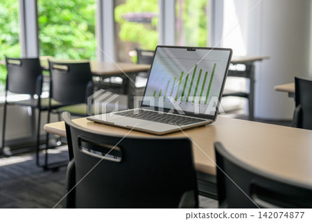 A graph screen on a laptop, a classroom scene. A graph screen on a laptop, a classroom scene. 142074877
