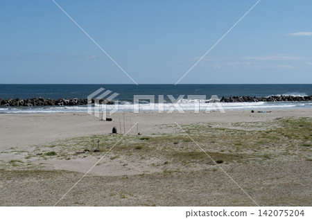 宮城縣仙台市若林區荒濱深沼海灘的秋景。 宮城縣仙台市若林區荒濱深沼海灘的秋景。 142075204