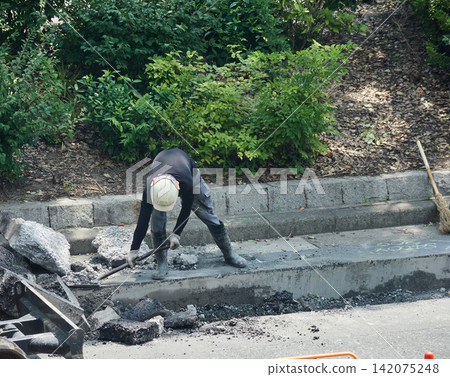 夏日午後，城市道路建築工地的工人。 142075248