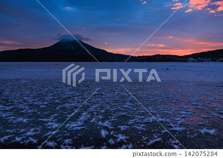 阿寒湖的冬日景色十分美麗,冰晶在冰封的湖面上綻放出霜花,日出時分,天空呈現漸變的色彩。 阿寒湖的冬日景色十分美麗,冰晶在冰封的湖面上綻放出霜花,日出時分,天空呈現漸變的色彩。 142075284