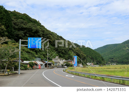 國道沿線的鄉村景色。 國道沿線的鄉村景色。 142075331