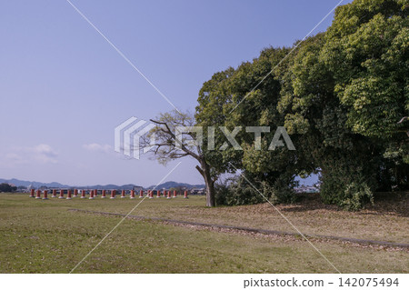 藤原宮遺址景觀:飛鳥藤原,奈良縣的舊都,是熱門旅遊景點和聯合國教科文組織世界遺產。 藤原宮遺址景觀:飛鳥藤原,奈良縣的舊都,是熱門旅遊景點和聯合國教科文組織世界遺產。 142075494