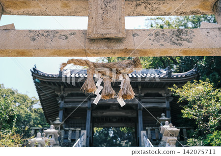 [#神社] 神社景色，有壯觀的注連繩和寺廟大門。 142075711