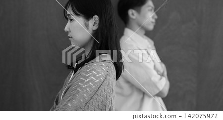 一張關係惡劣的男女照（黑白照片） 142075972