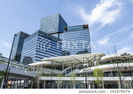 大阪府大阪市的 Grand Green Osaka(南樓),晴空萬里之下。 大阪府大阪市的 Grand Green Osaka(南樓),晴空萬里之下。 142076079