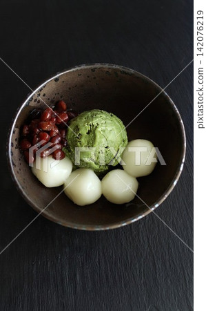 抹茶冰淇淋和麻糬餃子 抹茶冰淇淋和麻糬餃子 142076219
