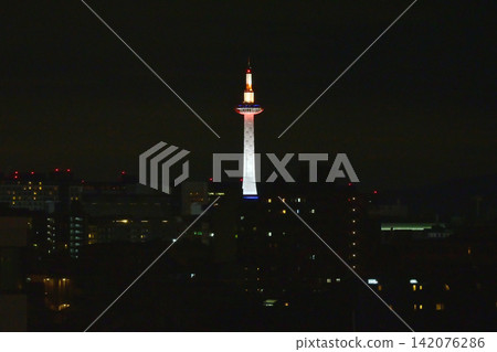 京都塔夜景;京都塔夜景;京都的門戶;京都的地標。 京都塔夜景;京都塔夜景;京都的門戶;京都的地標。 142076286