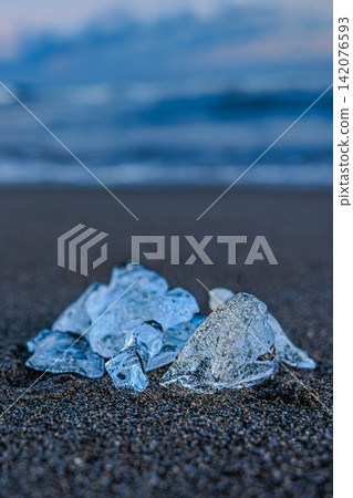 The crystal-clear, beautiful forms of jewelry ice that gather on the sandy beach of Otsu Coast in Toyokoro Town The crystal-clear, beautiful forms of jewelry ice that gather on the sandy beach of Otsu Coast in Toyokoro Town 142076593