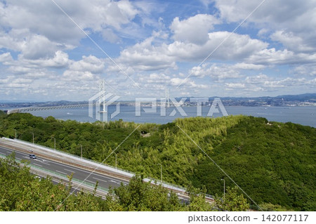 明石海峽大橋連接淡路島和神戶。 明石海峽大橋連接淡路島和神戶。 142077117