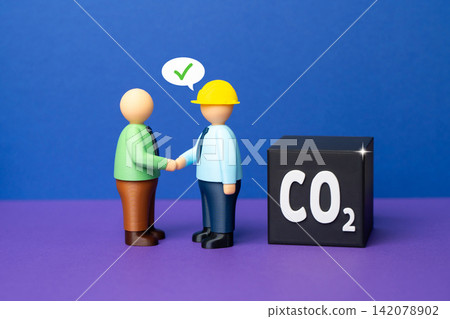An official and an engineer agree on reducing CO2 emissions, modernizing production, and reducing the impact on the environment. Emissions recycling, a closed-loop production cycle An official and an engineer agree on reducing CO2 emissions, modernizing production, and reducing the impact on the environment. Emissions recycling, a closed-loop production cycle 142078902