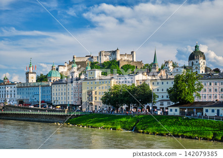 Salzburg river Salzach and Hohensalzburg fortress at sunset. 142079385