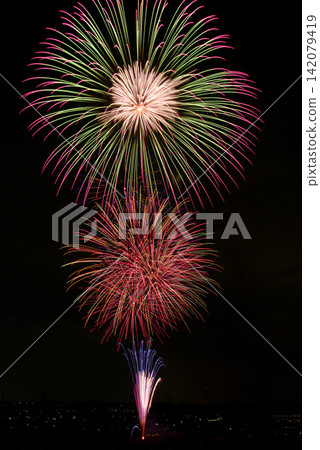 開花在夜空的一朵大花 開花在夜空的一朵大花 142079419