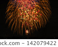 煙花在夜空中翩翩起舞 142079422