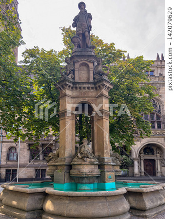 Mercatorbrunnen fountain in front of Duisburg Rathaus city hall, Germany 142079629