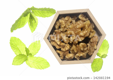 核桃:特寫和俯視圖 核桃:特寫和俯視圖 142081194