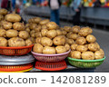 Photo showing fresh potatoes on a stand at a farmers market. Raw potatoes on the shelf in grocery store 142081289