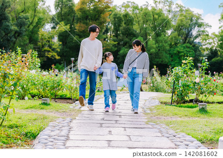 一家人一起在公園裡散步 一家人一起在公園裡散步 142081602