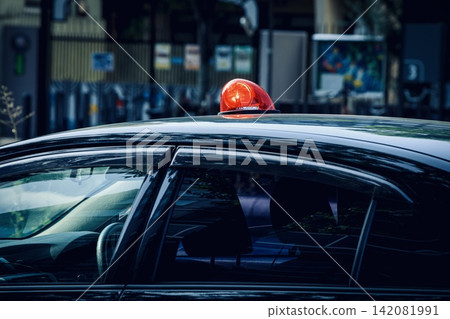 警方圖片，未標明警徽的警車閃著紅燈。 142081991