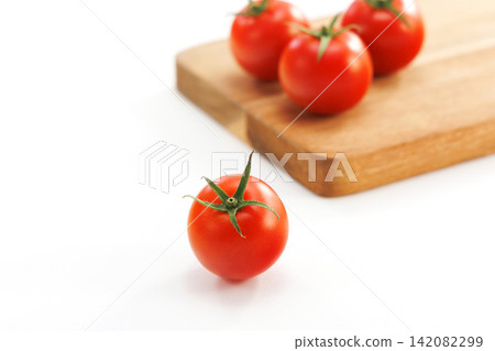 新鮮的迷你番茄 新鮮的迷你番茄 142082299