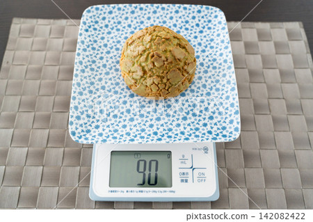 Record of freshly baked melon bread weighed. Record of freshly baked melon bread weighed. 142082422