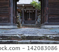 清晨的陽光照進山賀縣的薄野一目神社。 142083086