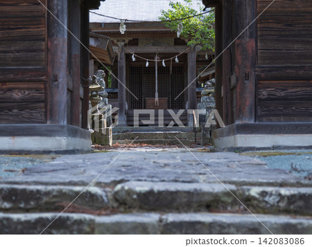 清晨的陽光照進山賀縣的薄野一目神社。 清晨的陽光照進山賀縣的薄野一目神社。 142083086