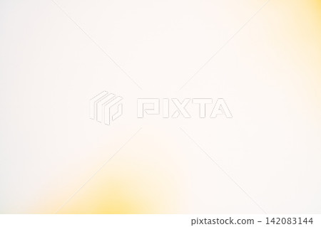 一幅色彩明亮的作品，運用柔和的黃色漸變，描繪了日常生活。 142083144