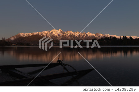 Lake Wakatipu and the surrounding mountains at sunset 142083299