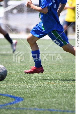 運球的足球運動員 運球的足球運動員 142083361