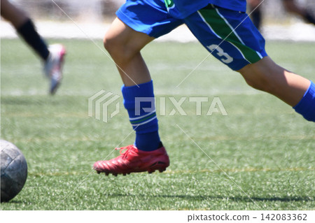 運球的足球運動員 運球的足球運動員 142083362