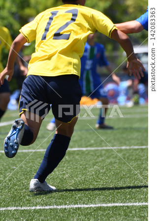 Soccer player to dribble 142083363