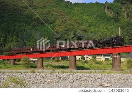 由C11-227號機車牽引的SL川根寺號列車,在夕陽的映照下,駛過大井川第一橋。 (攝於2010年8月31日) 由C11-227號機車牽引的SL川根寺號列車,在夕陽的映照下,駛過大井川第一橋。 (攝於2010年8月31日) 142083643