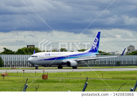 A scene of an ANA passenger plane entering the runway at Osaka International Airport (Itami Airport) before takeoff, Itami City, Hyogo Prefecture. A scene of an ANA passenger plane entering the runway at Osaka International Airport (Itami Airport) before takeoff, Itami City, Hyogo Prefecture. 142083868