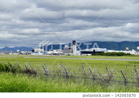 View of the runway at Osaka International Airport (Itami Airport) from Skyland, Itami City, Hyogo Prefecture View of the runway at Osaka International Airport (Itami Airport) from Skyland, Itami City, Hyogo Prefecture 142083870