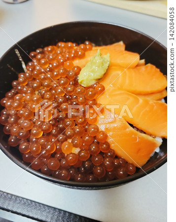 Salmon and salmon rice bowl Salmon and salmon rice bowl 142084058