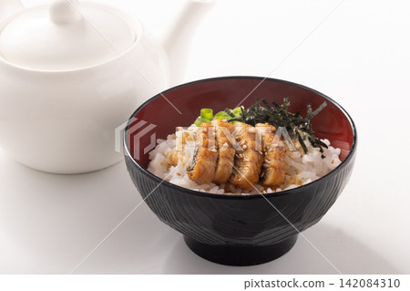 Eel, dashi chazuke (rice with broth), hitsumabushi (eel rice bowl) Eel, dashi chazuke (rice with broth), hitsumabushi (eel rice bowl) 142084310