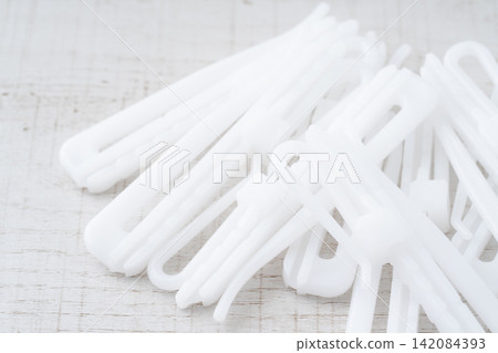 Close-up of a curtain hook (adjustable type) Close-up of a curtain hook (adjustable type) 142084393