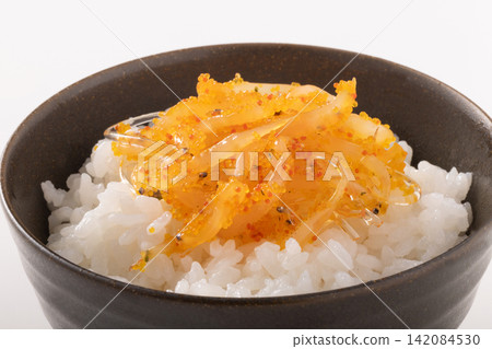 銀魚、鯡魚籽、紫蘇葉、米飯 銀魚、鯡魚籽、紫蘇葉、米飯 142084530