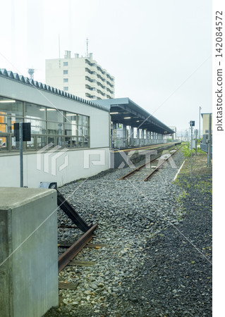 JR北海道宗谷本線上的稚內站是日本最北端的車站。 JR北海道宗谷本線上的稚內站是日本最北端的車站。 142084572