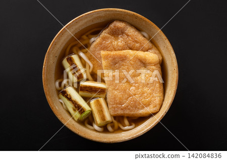 Kitsune Udon with Grilled Green Onions Kitsune Udon with Grilled Green Onions 142084836