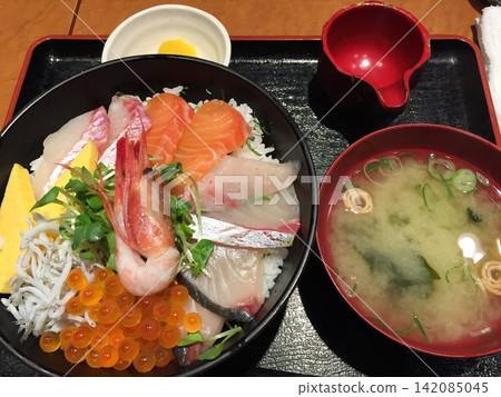 Delicious seafood rice bowl Delicious seafood rice bowl 142085045