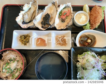 午餐吃了很多牡蠣 午餐吃了很多牡蠣 142085046
